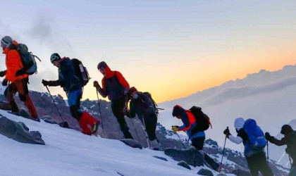 Dağcılar sis ve fırtınada Ağrı Dağına tırmandı