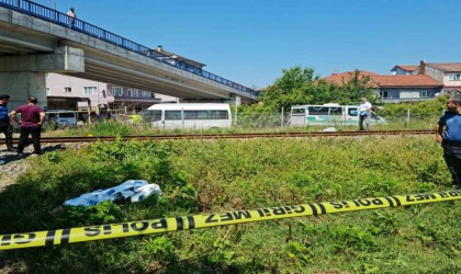 Demir yolundan karşıya geçmek isteyen kadına yük treni çarptı