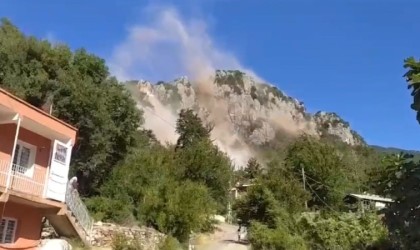 Deprem anında dağlardan dev kayalar koptu