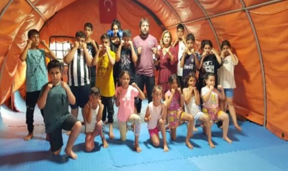 Deprem çadırında kick boks