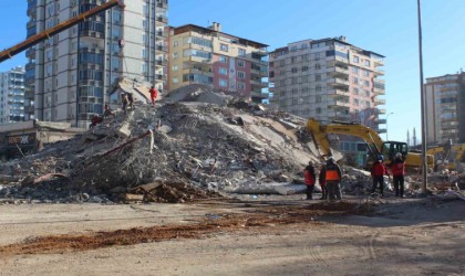 Depremde 49 kişinin öldüğü Emre Apartmanıyla ilgili soruşturma tamamlandı