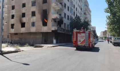 Depremde ağır hasar gören boş binada dairenin ateşe verildiği iddiası