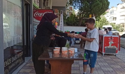Depremde hayatını kaybedenler için aşure yapıp dağıttılar