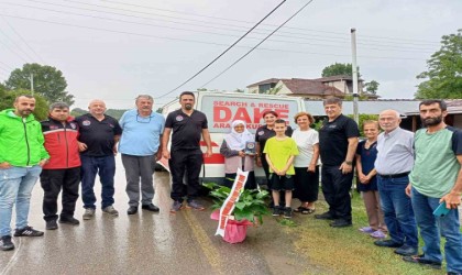 Depremi yaşayan Hidayet teyzeden örnek bağış