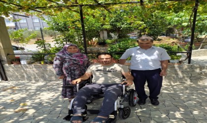 Depremzede hastaya akülü sandalye desteği