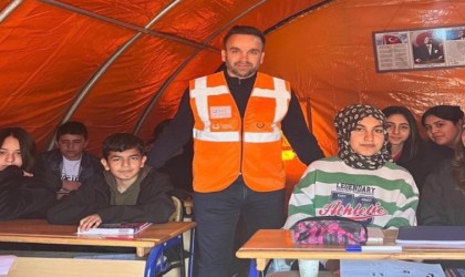 Depremzede miniklere oyuncak ve mutluluk kutusu sürprizi