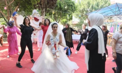 Depremzede zihinsel engelli Gamze’nin düğün hayalini komşuları gerçekleştirdi