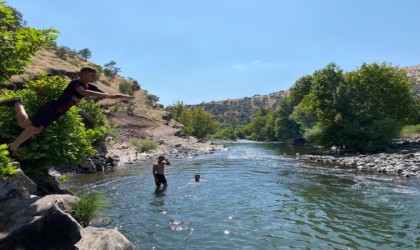 Derecikte 40 derece ulaşan sıcaktan bunalan gençler çayda serinleniyor