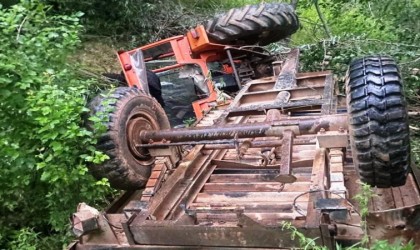 Devrilen traktörün altında kalan eski Belediye Başkanı hayatını kaybetti