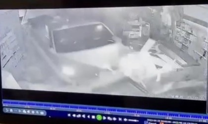 Diyarbakırda 1 kişinin öldüğü feci kaza dükkan içi kamerasına yansıdı