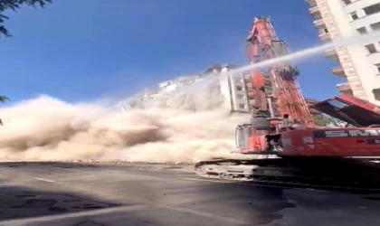 Diyarbakır’da ağır hasarlı 8 katlı bina yıkım sırasında çöktü