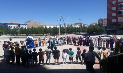 Diyarbakırda çocuklar oyunlar eşliğinde caminin yolunu tuttu