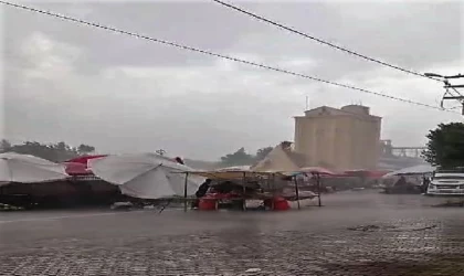 Diyarbakır’da kuvvetli rüzgarda pazardaki şemsiyeler uçtu