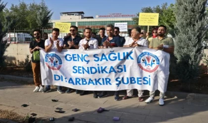 Diyarbakır’da, sağlık çalışanları zam oranına tepki göstererek cüzdanlarını yere fırlattı