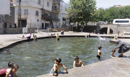 Diyarbakırda sıcaktan bunalan çocuklar soluğu Anzele suyunda aldı