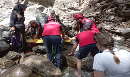 Edremitte kayalıklardan düşen turistin yardımına itfaiye ekipleri koştu