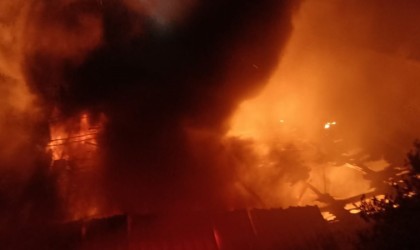 Edremitte mobilya imalathanesinde çıkan yangın büyük paniğe neden oldu