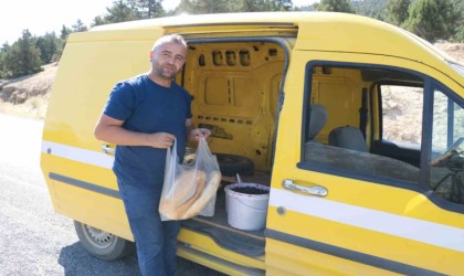 Ekmek parasını 7 köyün ekmeğini dağıtarak kazanıyor