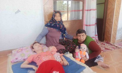 Eli öpülesi anne, engelli çocuklarına bebek gibi bakıyor