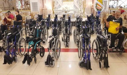 Engelliler yeni tekerlekli sandalyelerine kavuştu