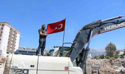 Enkazdan çıkardığı Türk bayrağını iş makinesinde dalgalandırıyor