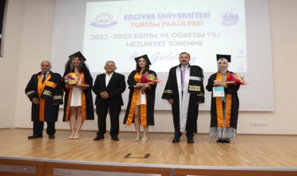 ERÜ Turizm Fakültesinde Mezuniyet Sevinci