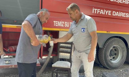 Evi yanan vatandaş yangın söndürme ekiplerine erik suyu ikram etti