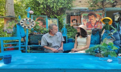 Evinin bahçesini sevdiği renklerle donattı, bahçe Şirinler köyünü anımsattı