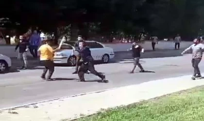 Gaziantep’te 5 kişinin yaralandığı sopa ve bıçaklı kavga kamerada