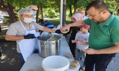 Gediz Belediyesinden vatandaşlara aşure ikramı