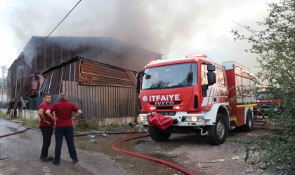 Geri dönüşüm fabrikasında çıkan yangın kontrol altına alındı
