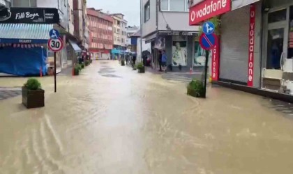 Gökçebey ilçe merkezini su bastı