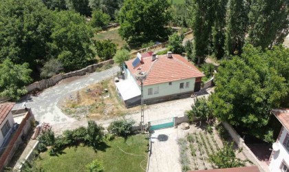 Gözlerindeki bozukluk engel olmadı, direkteki leyleklere dürbünle bakıyor