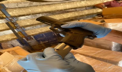 Gümrük mührü bozulan TIR’da binlerce tabanca parçası ele geçirildi
