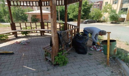 Hakkarideki parklar çöplerden temizlendi