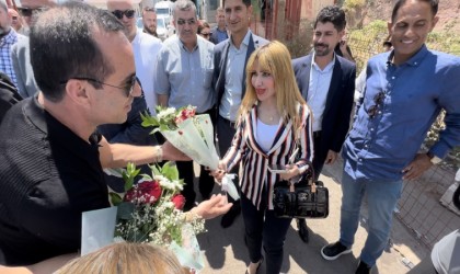 Hakkariye gelen Irak kafilesi güllerle karşılandı