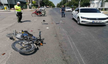 İki otomobil bir motosiklet çarpıştı: 1i ağır 3 yaralı
