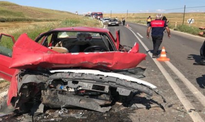 İki otomobil kafa kafaya çarpıştı: 1 ölü, 2 yaralı