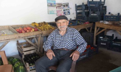 İlerlemiş yaşına rağmen manavlık yaparak gençlere örnek oluyor