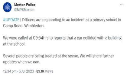 İngiltere’de otomobil okula daldı: Yaralılar var