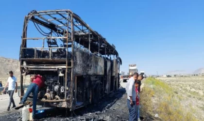 İran plakalı yolcu otobüsü alev alev yandı