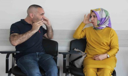 İşitme engelli ikizinin sesi oldu