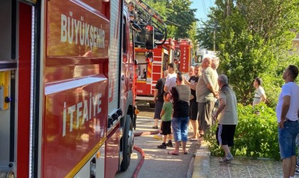 İtfaiye yangına müdahale ederken, mahalleli meraklı gözlerle izledi