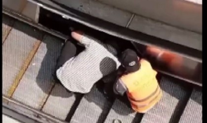 İZBANda yürüyen merdiven boşluğuna düşen yaşlı adam yaralandı