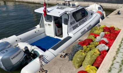 İzmir Körfezi’nde kaçak avlanan 1,4 ton midye ele geçirildi