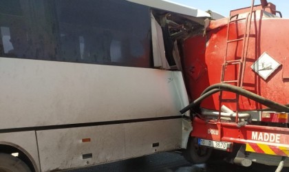 İzmirde maden işçilerini taşıyan servis kaza yaptı: 16 yaralı