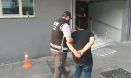 İzmirde ruhsatsız silah deposuna baskın