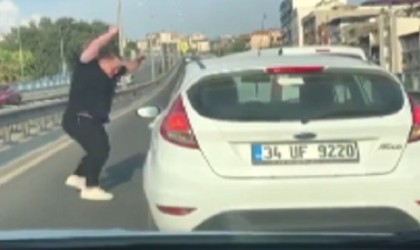 İzmirde trafikte korku dolu anlar: Yol kesip kadın sürücünün aynasını kırdı