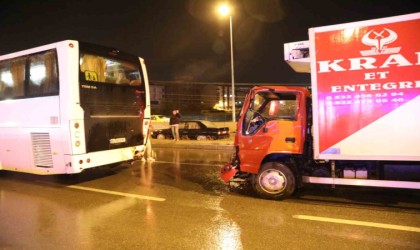 Kamyonet otobüse çarptı: 1 yaralı