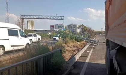 Kamyonun açık kalan dorsesinin çarptığı güvenlik sistemi direği devrildi